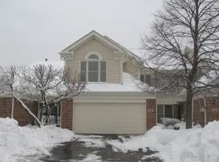 2082 Charter Point Dr, Arlington Heights, IL 60004