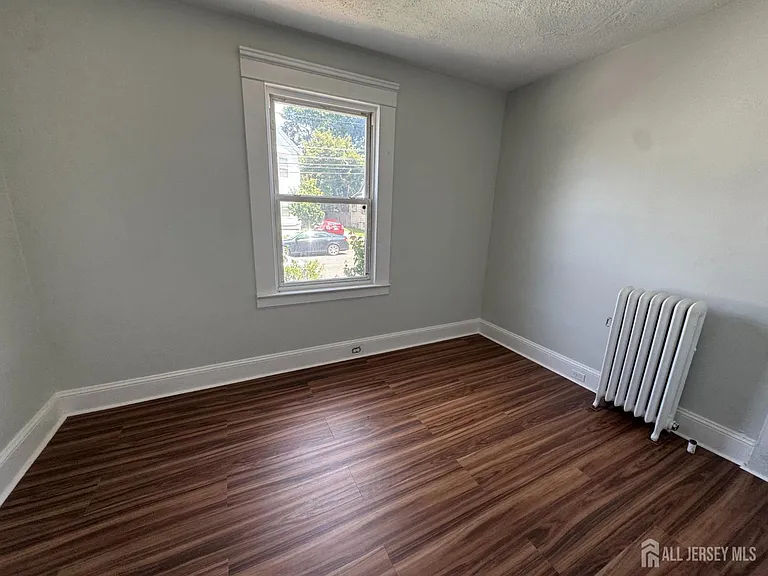 266 Sandford St — Photo 10