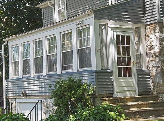 3rd image of 2223 Hackett Ave