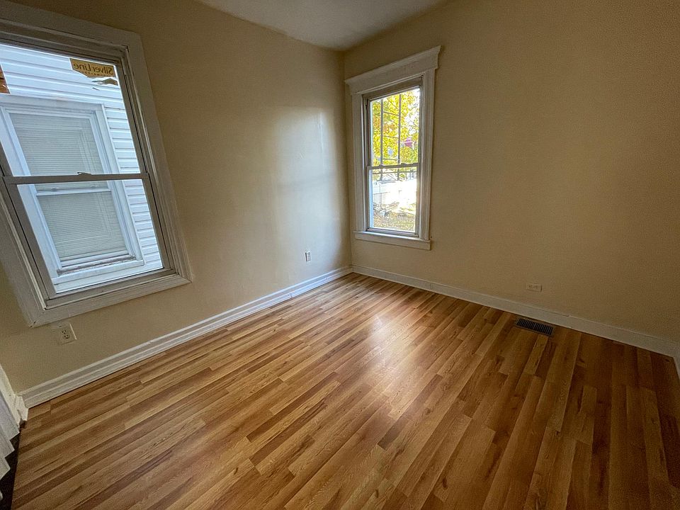 2nd image of 76 Clerk St APT 2