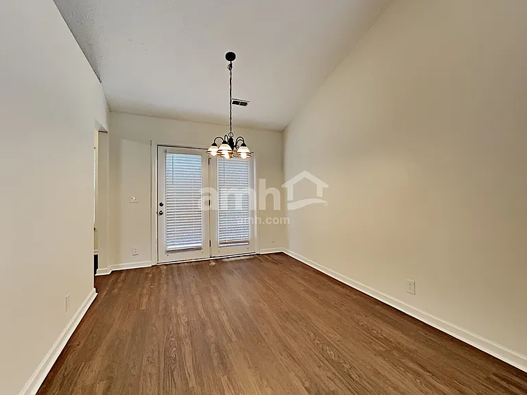 916 Springs Hill Way — Photo 5
