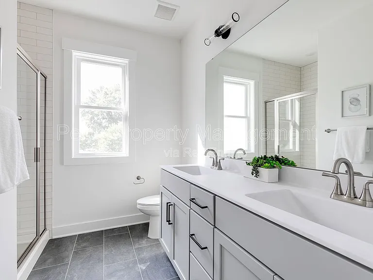 211 E 15th St — Photo 34