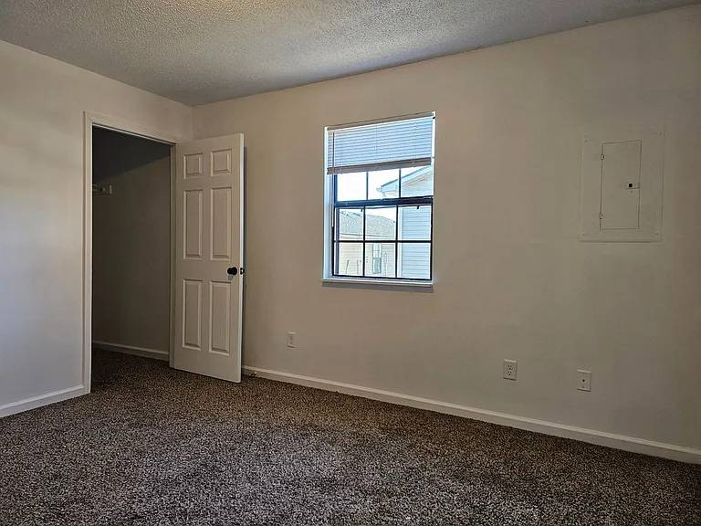 Spacious 4 Bedroom 2 Bath Upstairs unit! — Photo 14