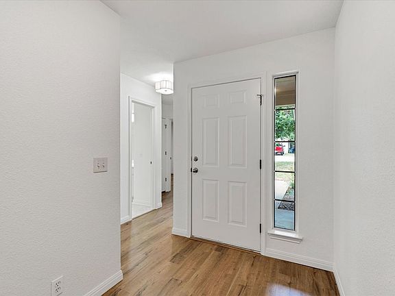 5th image of 1707 Primrose Ln