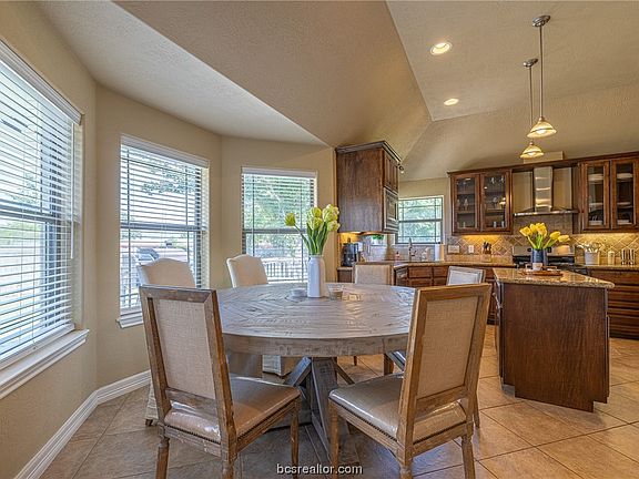 3rd image of 3805 Bridle Ct