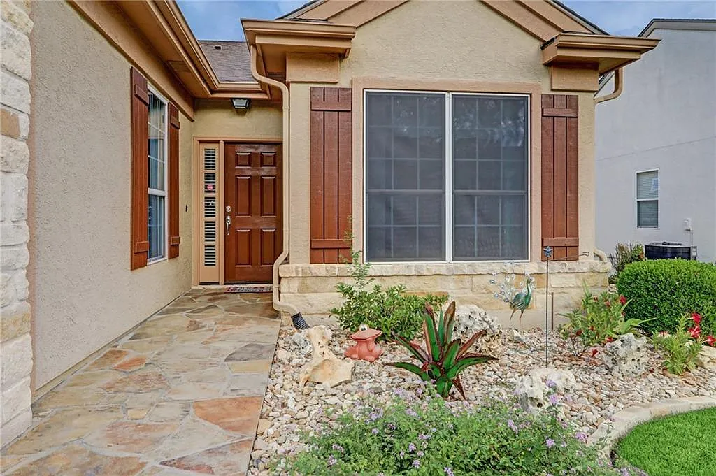 3 bed, 2.0 bath, 1755 sqft, $2,950 — Photo 2