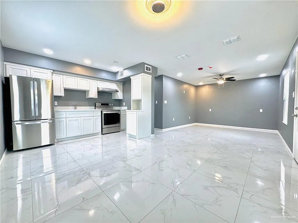3 bed, 1.0 bath, 855 sqft, $1,000 — Photo 4