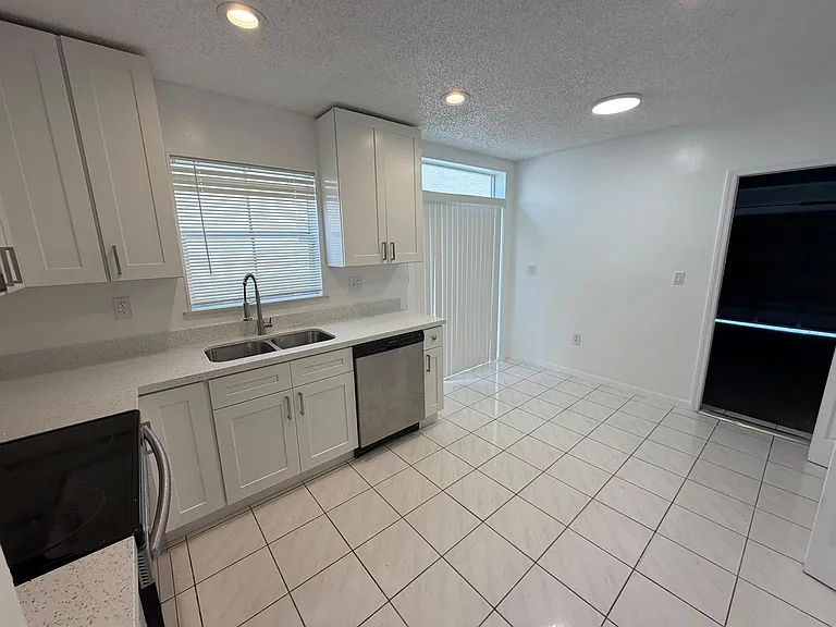 3780 Amalfi Dr — Photo 80