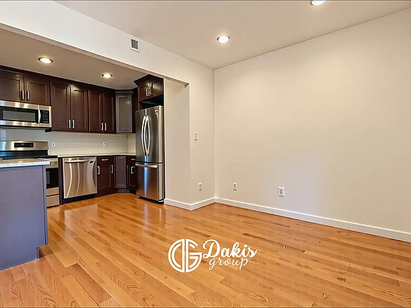 2nd image of 2232 Steinway St #3