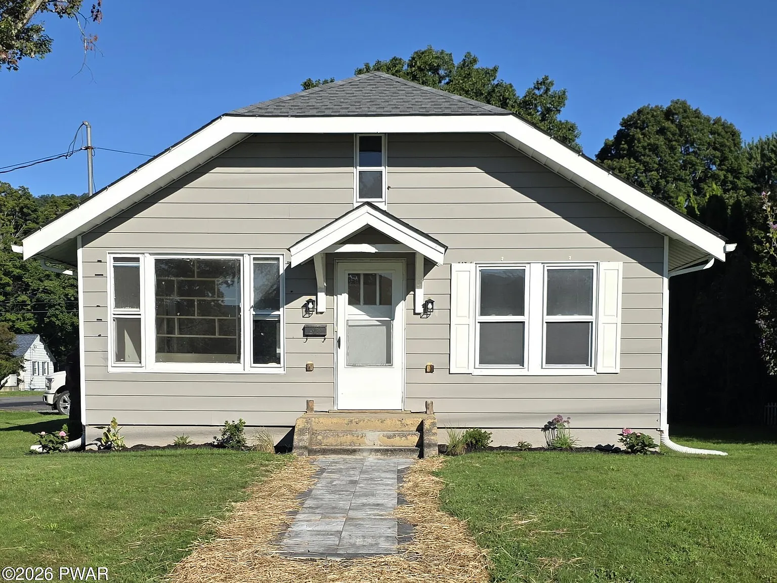 2 bed, 1.0 bath, 904 sqft, $1,950 — Photo 1