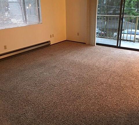 windows of corner unit makes it bright and airy