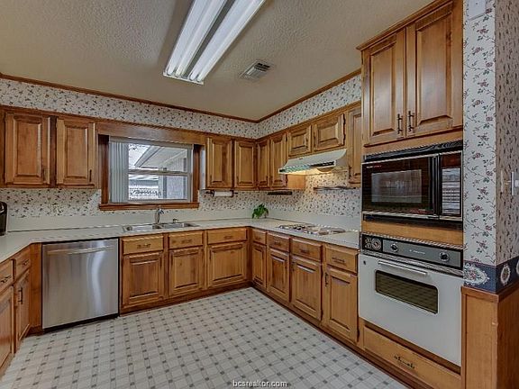 4th image of 3722 Valley Oaks Dr