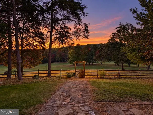 398 Peace Pipe Ln, Hedgesville, WV 25427