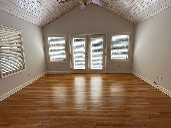 3rd image of 405 Woodland Dr