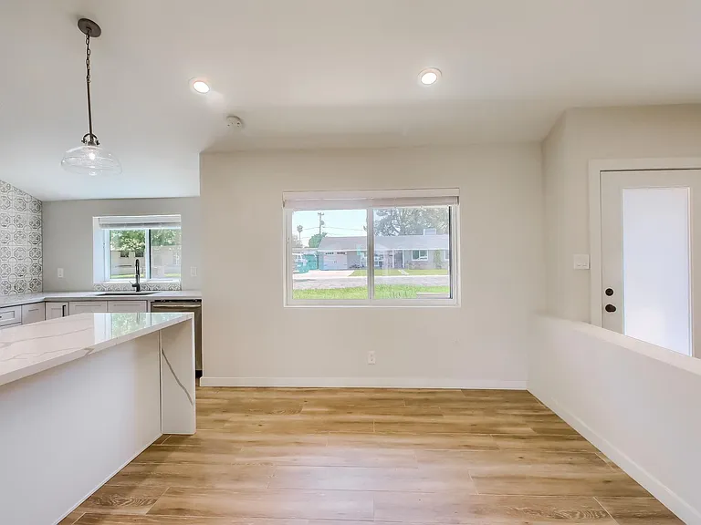 1402 W Berridge Ln — Photo 22