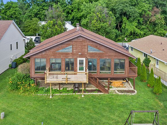 2nd image of 640 Candlewick Dr NE