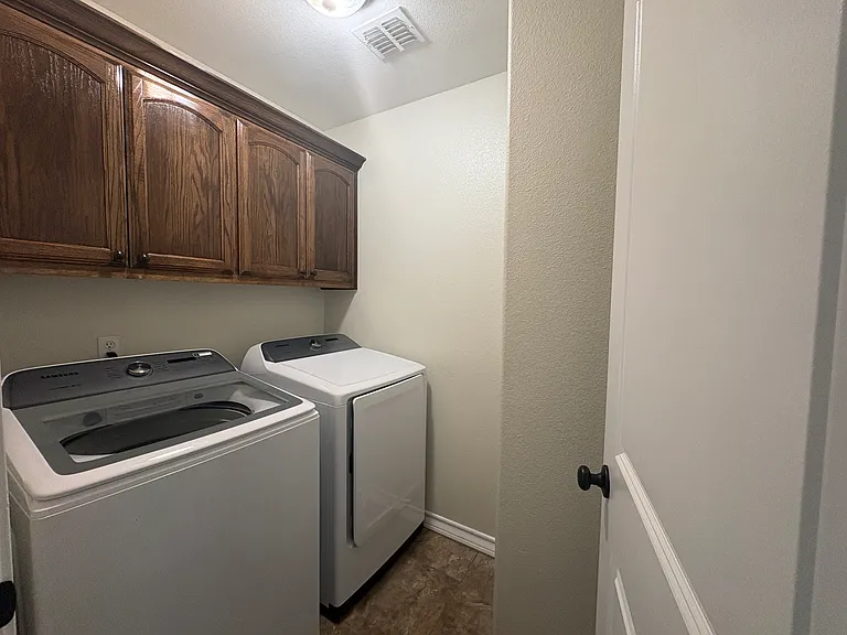 1921 Woodbend Dr — Photo 15