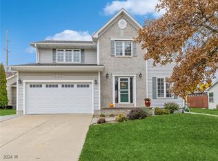 9001 Ridgeview Dr, Johnston, IA 50131