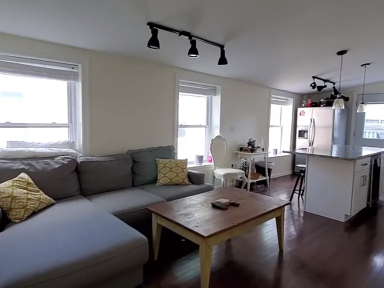 2020 Mount Vernon St #2 — Photo 2