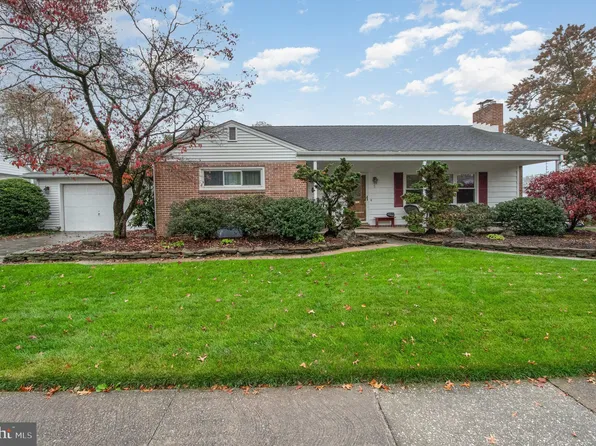 5 Country Club Pl W, Camp Hill, PA 17011