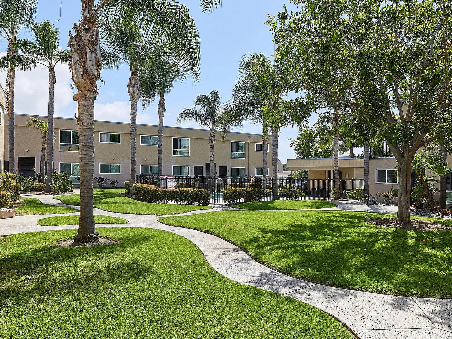 Pine Vista Apartments — Photo 1
