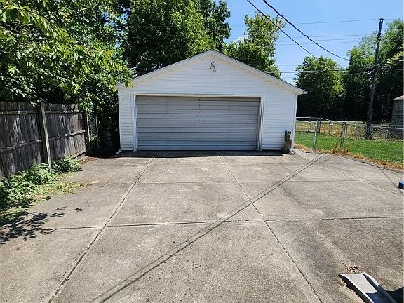 2nd image of 208 Lynnhaven Dr