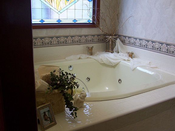 Garden jacuzzi tub