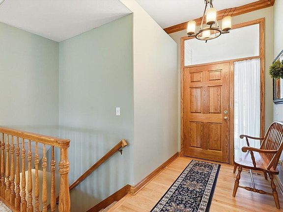 5th image of 214 Woodbury Cir