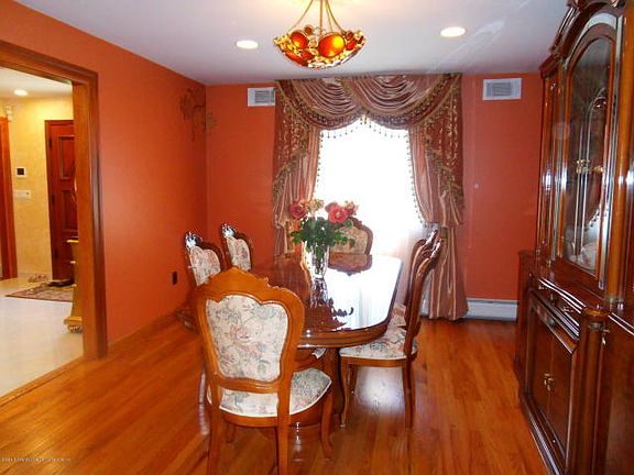 5th image of 219 Kinghorn St