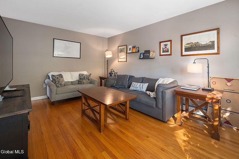 4th image of 72 Edgewood Avenue