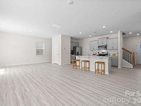 4th image of 534 13th Avenue Dr NE