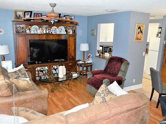 5th image of 1120 Cypress Way E