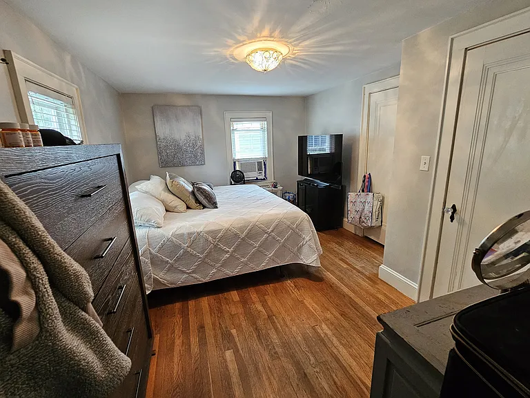 25 Essex St — Photo 14