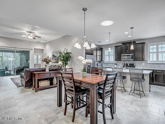 3rd image of 28 CALUMET Drive