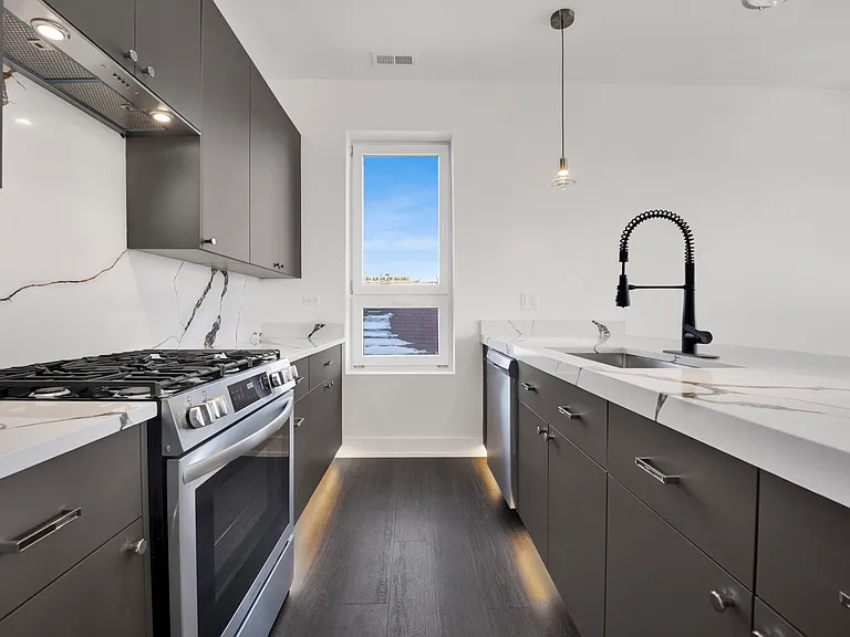 1814 S Throop St #3F — Photo 8