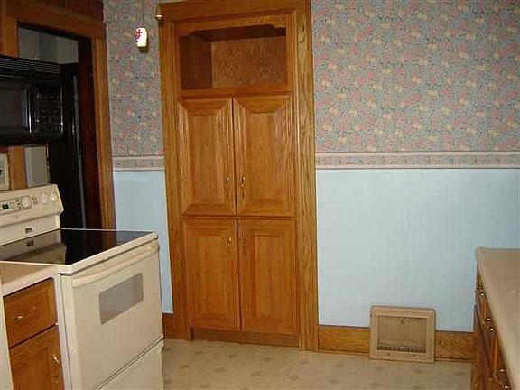 4th image of 3177 Marion St