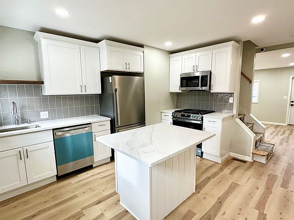 4th image of 216 42nd St