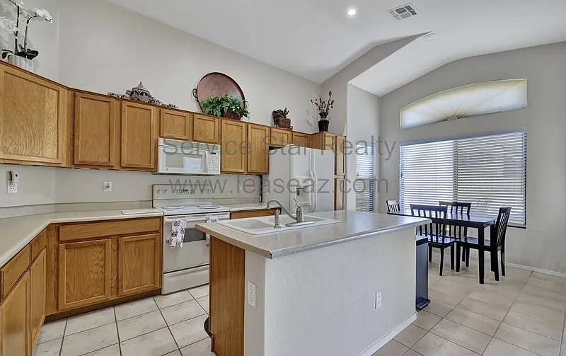 3 bed, 2.0 bath, 1599 sqft, $1,900 — Photo 4