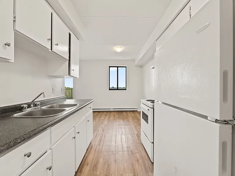 360 Caron Ave — Photo 16