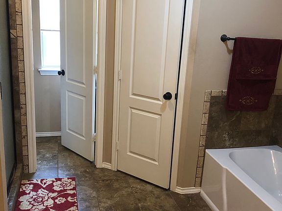 Mast bath w 2 closets