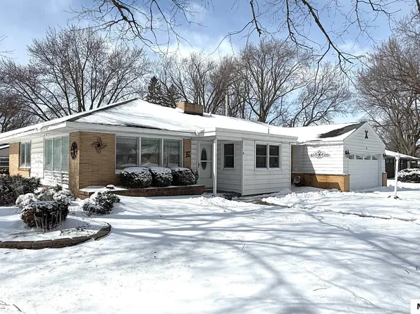 6 Willowbrook Dr, Mason City, IA 50401