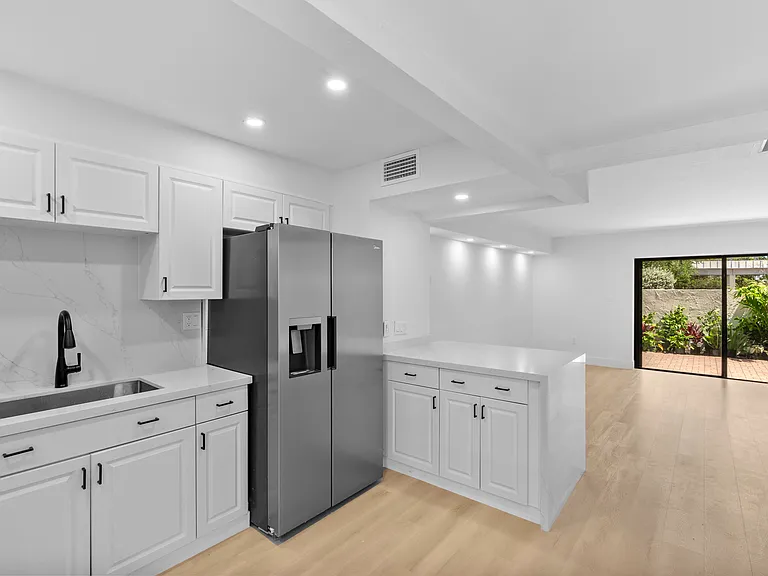 3234 W Trade Ave — Photo 2