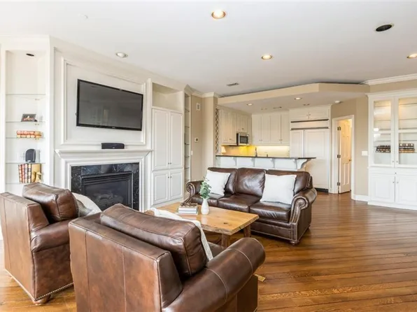 411 W 46th Ter APT 504, Kansas City, MO 64112