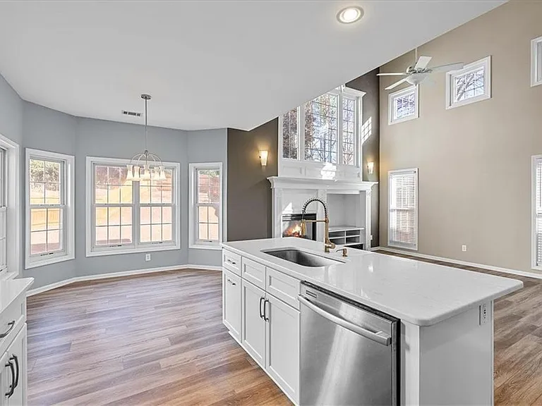 1100 Olde Roswell Grv — Photo 3