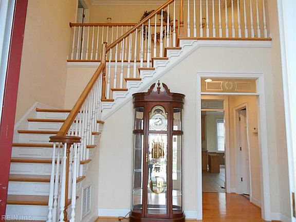4th image of 1318 Club House Dr