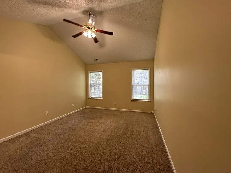 305 Firethorn Ln — Photo 5