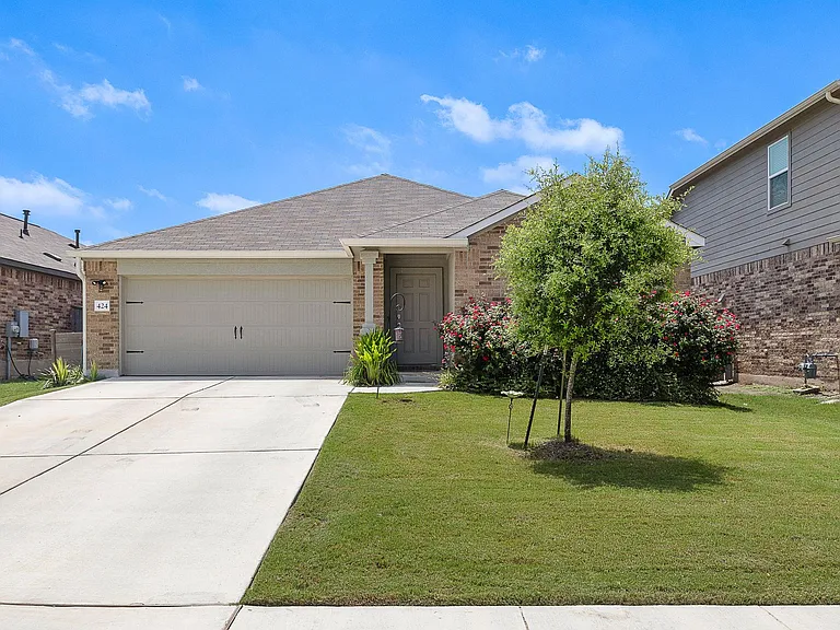424 Sebring Cir — Photo 1