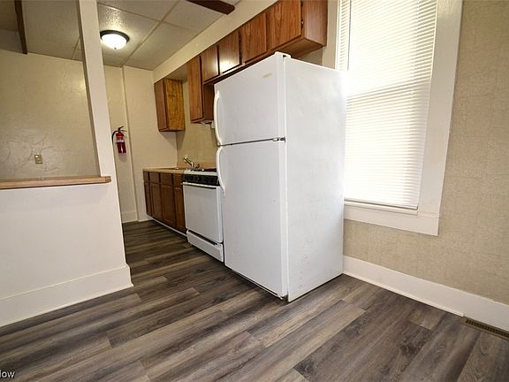 2nd image of 450 Allyn St