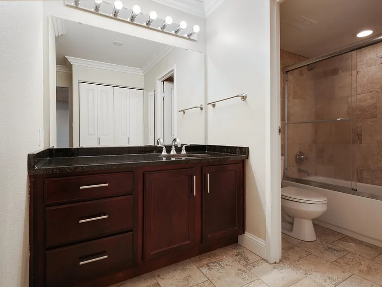 700 E 8th St #14G — Photo 12