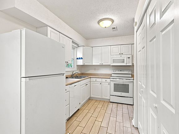 5th image of 300 Maplewood Dr